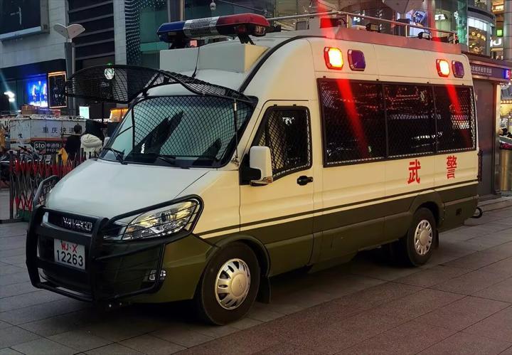 重庆武警执勤第一支队的依维柯欧胜防暴巡逻车